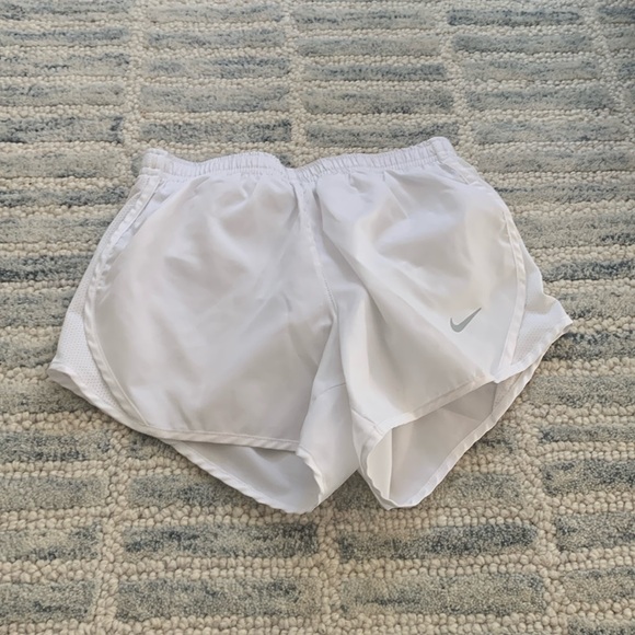 Nike white girls running shorts - Picture 1 of 2